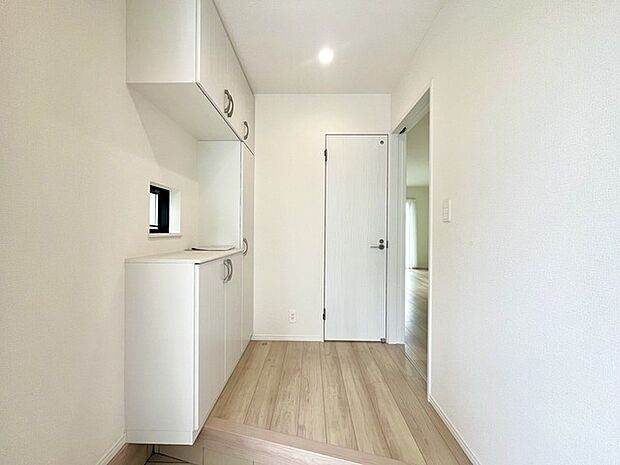 明るく開放的な玄関、靴の脱ぎ履きもしやすく、収納も豊富でご家族皆様の靴をスッキリ収納できます。