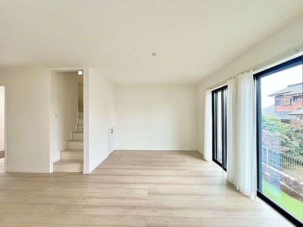 家族や友人、両親、親戚とこれから沢山の時間を紡ぐのだろう。そこを彩るのは窓から見える青い空、心地よい緑。そんなイメージが膨らむリビングスペース。