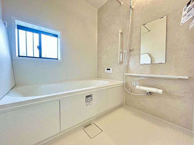 落ち着いた色味の浴室で1日の疲れをゆっくりと癒してください。