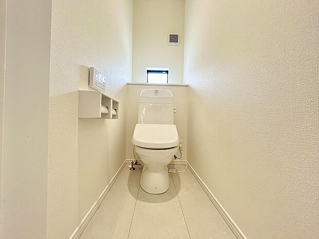 ウォシュレット機能付きのトイレ。換気のしやすい窓付きで、収納もあり実用性も兼ね備えた造り。