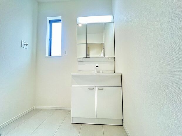 ゆとりの洗面スペースで朝の身支度もスムーズに行えます。