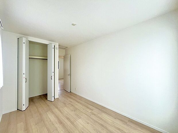 広々収納で、仕事着、普段着をまとめて収納できます。