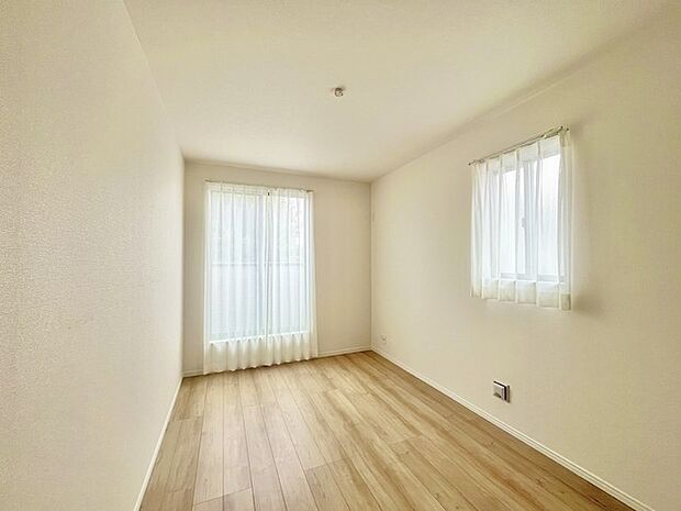 バルコニーに面した4.5帖の洋室。開口部からは優しい陽光が差し込み心地よい風が通り抜けます。