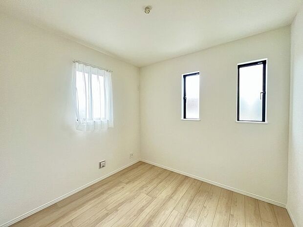 大きな開口部から明るい光が差し込む、日中の室内の明るさがこの部屋の魅力です。