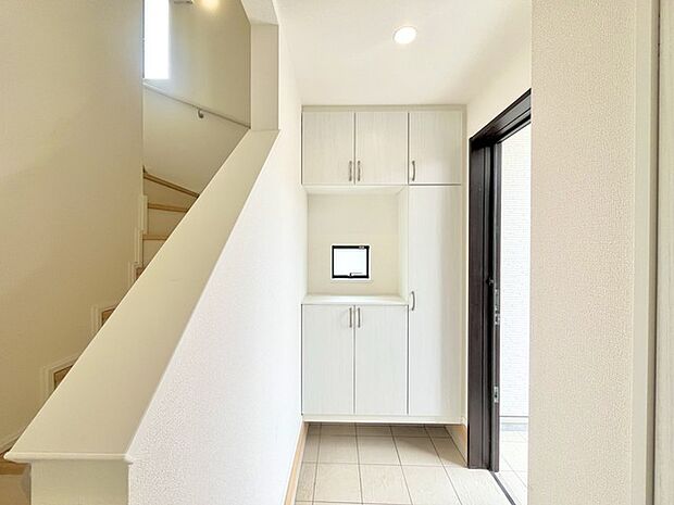 明るく開放的な玄関、靴の脱ぎ履きもしやすく、収納も豊富でご家族皆様の靴をスッキリ収納できます。