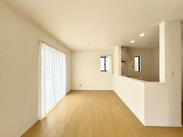 家族や友人、両親、親戚とこれから沢山の時間を紡ぐのだろう。そこを彩るのは窓から見える青い空、心地よい緑。そんなイメージが膨らむリビングスペース。