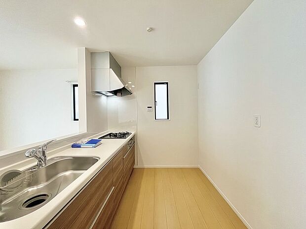 リビングにいる家族の顔が見渡せるカウンターキッチン。お料理もより一層おいしく、楽しく。食器棚を背面に設置しても十分な広さを確保しています。