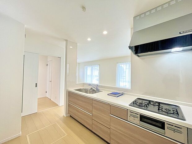 リビングにいる家族の顔が見渡せるカウンターキッチン。お料理もより一層おいしく、楽しく。食器棚を背面に設置しても十分な広さを確保しています。