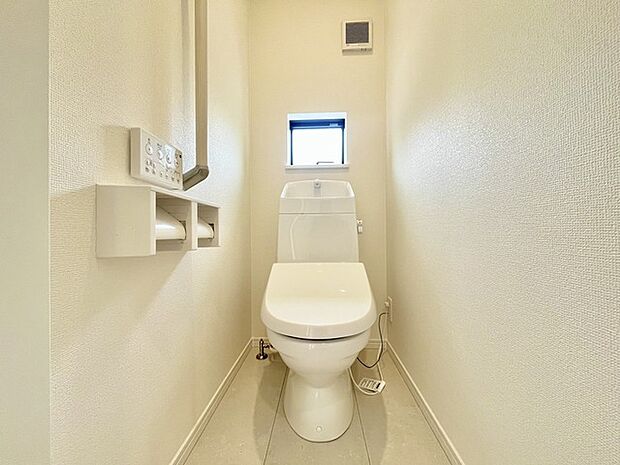ウォシュレット機能付きのトイレ。換気のしやすい窓付きで、収納もあり実用性も兼ね備えた造り。