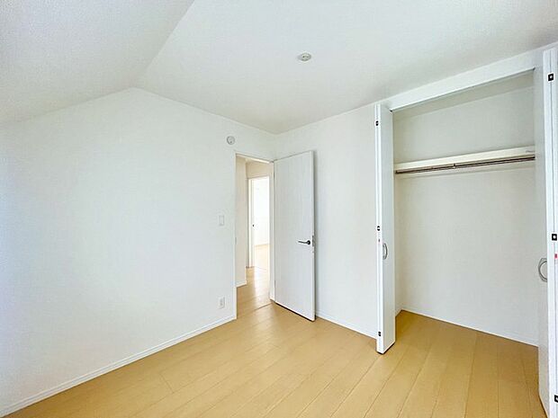 どんな家具にでも相性が良い清潔感ある白色調のクロスを採用。主張しすぎない配色、耐久性にも優れた床材は日々のメンテナンスも楽に、快適に過ごして頂けるよう考えられています。