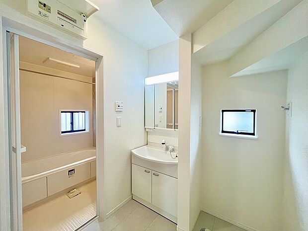 ゆとりの洗面スペースで朝の身支度もスムーズに行えます。