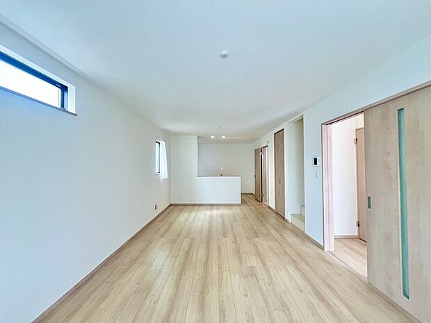 家族の集うリビングには色々な方向から光が差し込む設計に。家族のコミュニケーションが弾むスポットだから明るい雰囲気であってほしい。