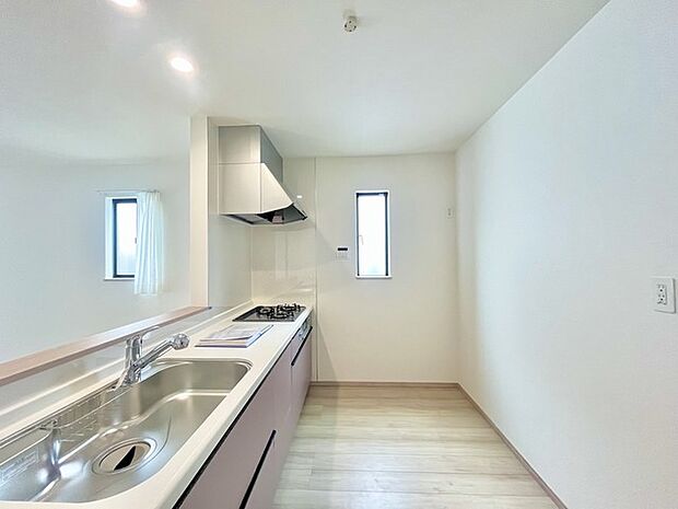 リビングにいる家族の顔が見渡せるカウンターキッチン。お料理もより一層おいしく、楽しく。食器棚を背面に設置しても十分な広さを確保しています。