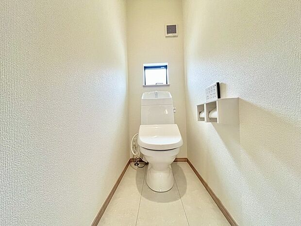ウォシュレット機能付きのトイレ。換気のしやすい窓付きで、収納もあり実用性も兼ね備えた造り。