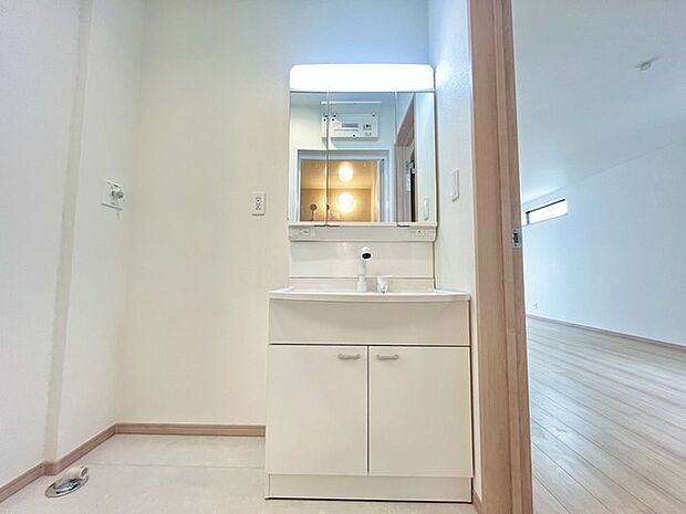 使い勝手の良い洗面台、窓があることで換気もしやすく清潔感のある空間を保てます。