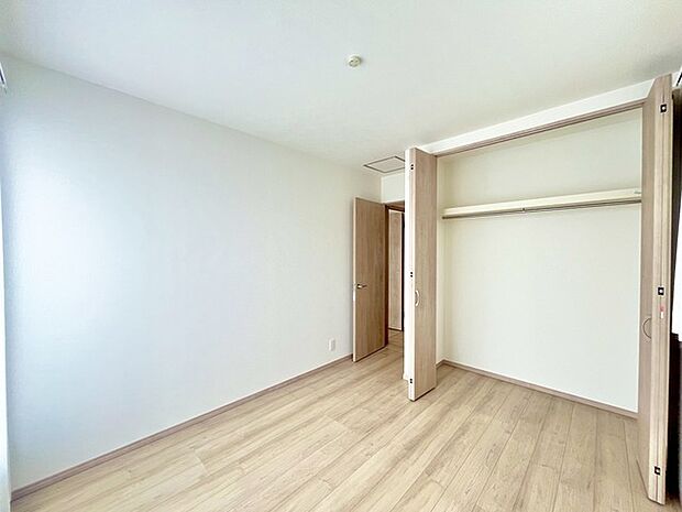 広々収納で、仕事着、普段着をまとめて収納できます。