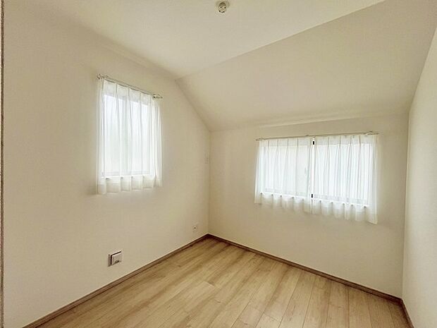 2面採光を確保した明るい室内は、爽やかな風を感じる居心地の良い空間です。