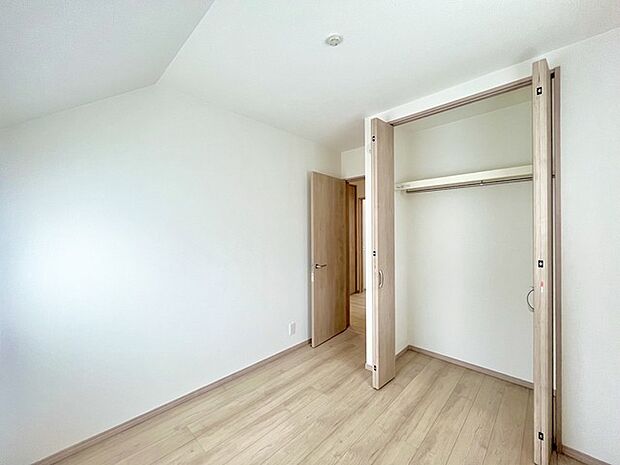 大きな開口部から明るい光が差し込む、日中の室内の明るさがこの部屋の魅力です。