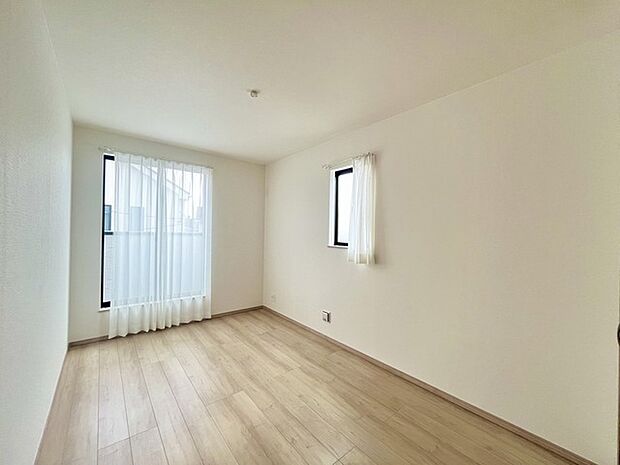 大きな開口部から明るい光が差し込む、日中の室内の明るさがこの部屋の魅力です。