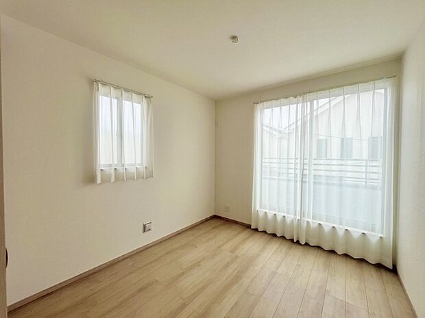 バルコニーに面した4.5帖の洋室。開口部からは優しい陽光が差し込み心地よい風が通り抜けます。