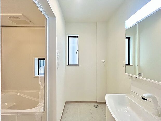 ゆとりの洗面スペースで朝の身支度もスムーズに行えます。