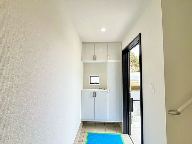 明るく開放的な玄関、靴の脱ぎ履きもしやすく、収納も豊富でご家族皆様の靴をスッキリ収納できます。