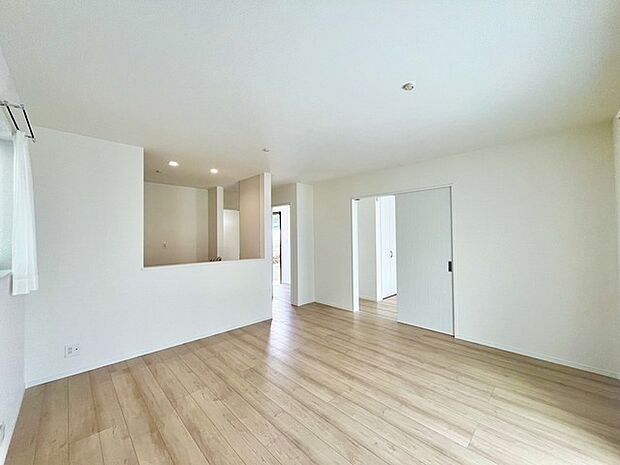 家族が一番集まる場所だから広々としつつも素敵な空間であって欲しい。皆がくつろぐリビングからキッチンまでが一つに繋がる空間。