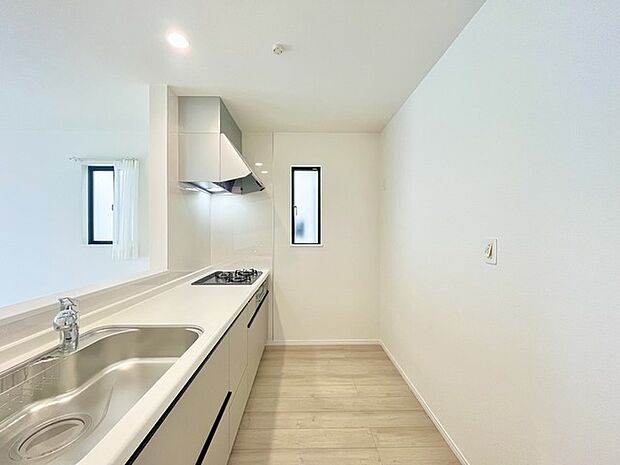 リビングにいる家族の顔が見渡せるカウンターキッチン。お料理もより一層おいしく、楽しく。食器棚を背面に設置しても十分な広さを確保しています。