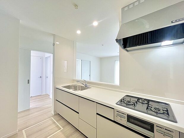 家族が一番集まる場所だから広々としつつも素敵な空間であって欲しい。皆がくつろぐリビングからキッチンまでが一つに繋がる空間。