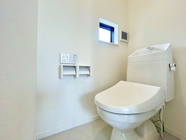 ウォシュレット機能付きのトイレ。換気のしやすい窓付きで、収納もあり実用性も兼ね備えた造り。
