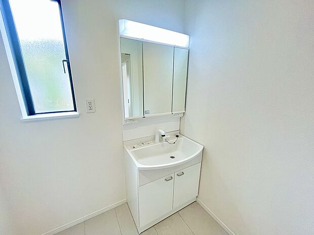 使い勝手の良い洗面台、窓があることで換気もしやすく清潔感のある空間を保てます。