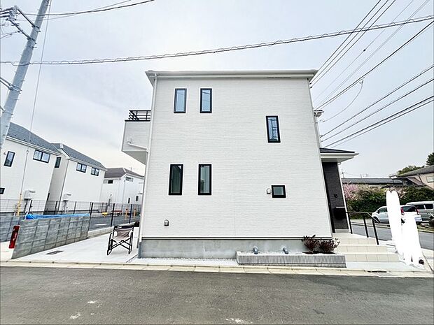 6m幅員の道路に面しておりお車の運転が苦手な方でも安心して出入りいただけます。