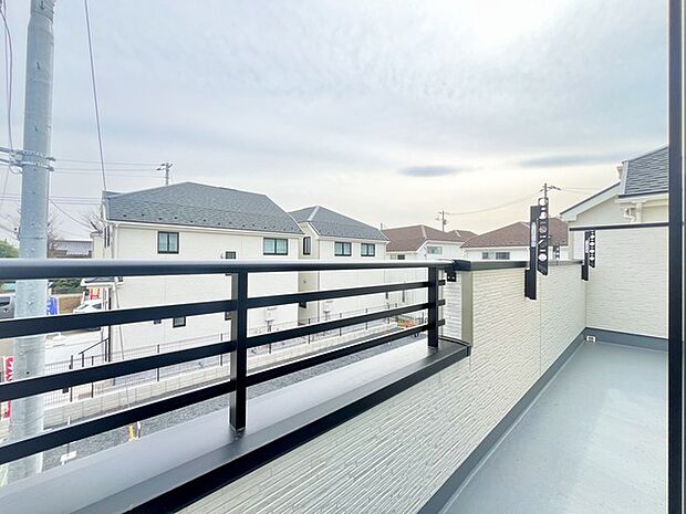 南側のお部屋から出入りできる、奥行きのあるワイドバルコニー。心地よい陽射しと暖かな風を楽しむことが出来ます。