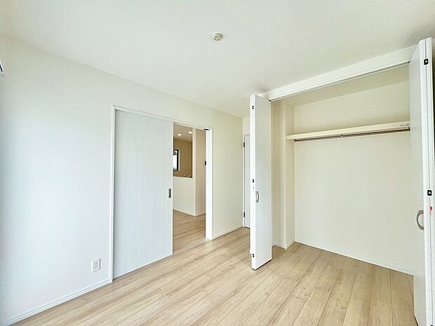 広々収納で、仕事着、普段着をまとめて収納できます。