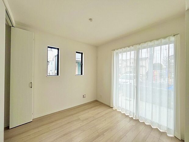 大きな開口部から明るい光が差し込む、日中の室内の明るさがこの部屋の魅力です。