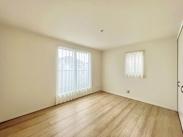 大きな開口部から明るい光が差し込む、日中の室内の明るさがこの部屋の魅力です。