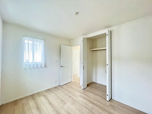 広々収納で、仕事着、普段着をまとめて収納できます。