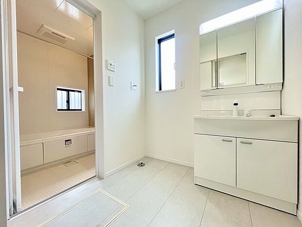 ゆとりの洗面スペースで朝の身支度もスムーズに行えます。