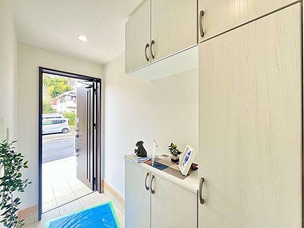 明るく開放的な玄関、靴の脱ぎ履きもしやすく、収納も豊富でご家族皆様の靴をスッキリ収納できます。