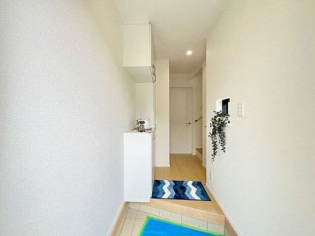 明るく開放的な玄関、靴の脱ぎ履きもしやすく、収納も豊富でご家族皆様の靴をスッキリ収納できます。