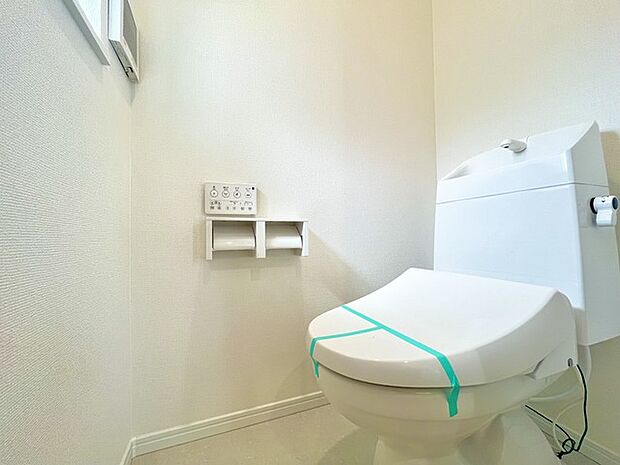 ウォシュレット機能付きのトイレ。換気のしやすい窓付きで、収納もあり実用性も兼ね備えた造り。