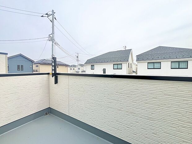 南側のお部屋から出入りできる、奥行きのあるワイドバルコニー。心地よい陽射しと暖かな風を楽しむことが出来ます。