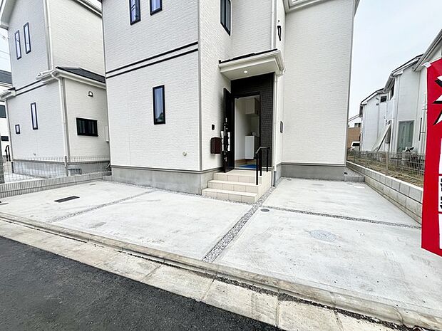 セカンドカーや来客時にも便利なカースペース2台分ございます。