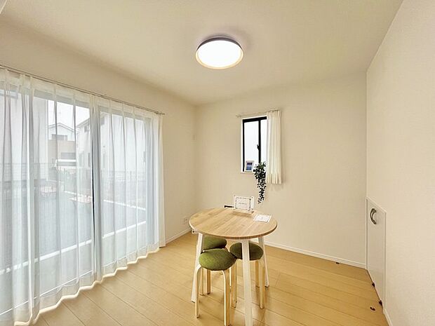 大きな開口部から明るい光が差し込む、日中の室内の明るさがこの部屋の魅力です。