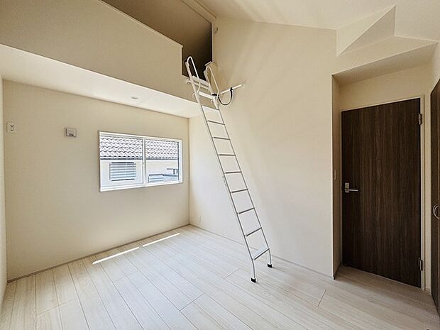 部屋の上部にはゆったりとしたロフトがありお子様のお楽しみスペースとしても収納スペースとして活用いただけけます。