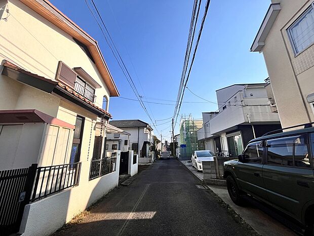 戸建てが立ち並ぶ静かな住宅街。四季折々の移り変わりを感じながら自然と楽しみ、暮らす、そんな毎日を日々の中で感じられる住環境 