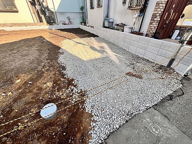 前面道路は車通りが少ないため、駐車場の出し入れしやすい立地です