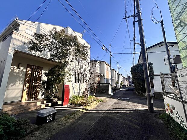 平坦な地勢の静かな住宅地です（10m）