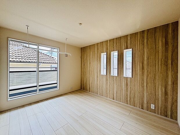 大きな開口部から明るい光が差し込む、日中の室内の明るさがこの部屋の魅力です。 