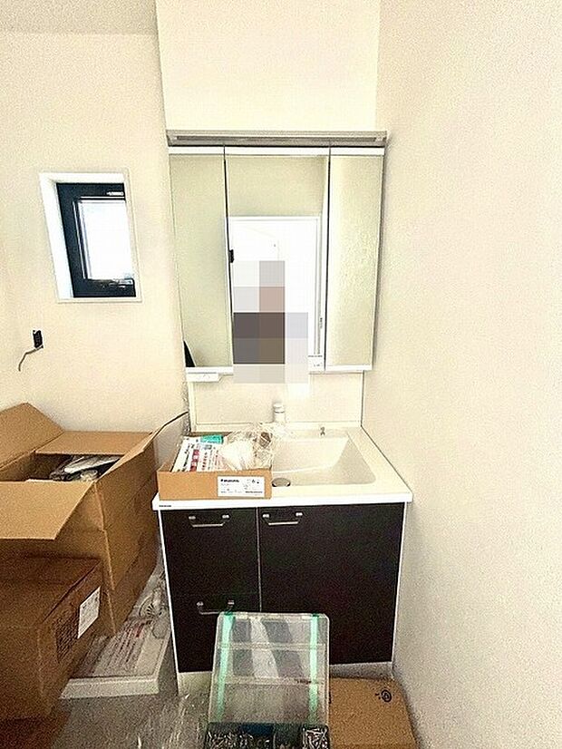 お出かけ前の身だしなみに一歩差がつく三面鏡。ミラー裏にはたっぷり収納もございます。 